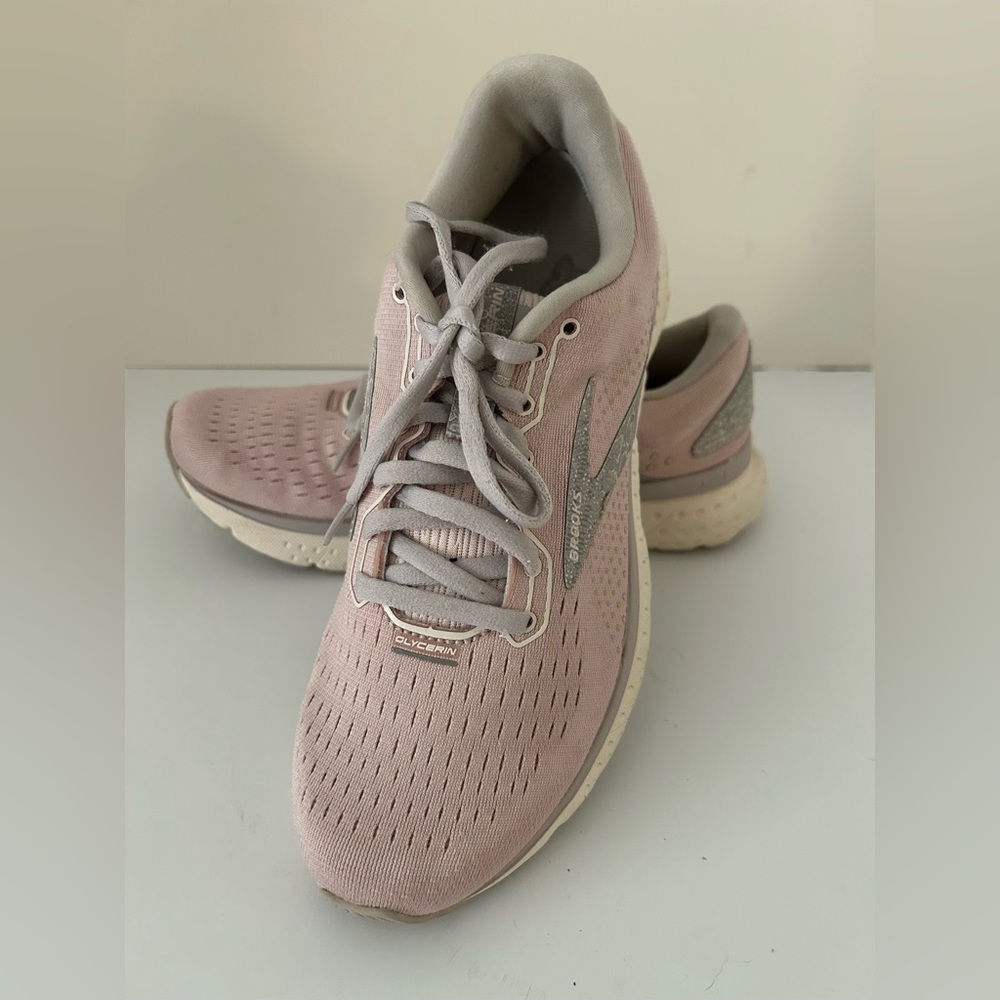 Brooks Glycerin 18 running shoe size 8. Dusty pink/grey snakeskin. Nice shape!